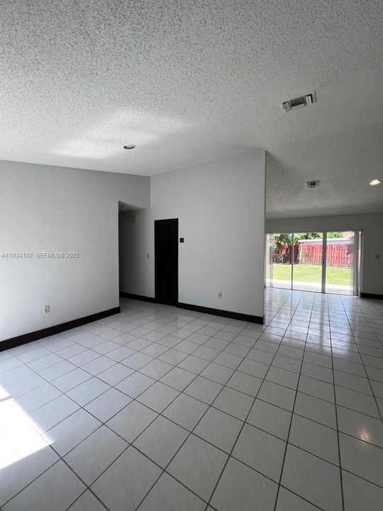 В аренду: $3,800 (3 спален, 2 ванн, 1708 Квадратных фут)