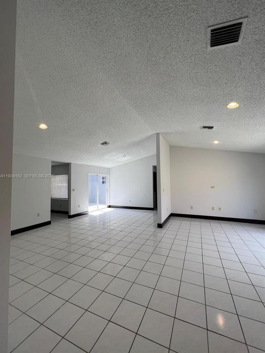 В аренду: $3,800 (3 спален, 2 ванн, 1708 Квадратных фут)