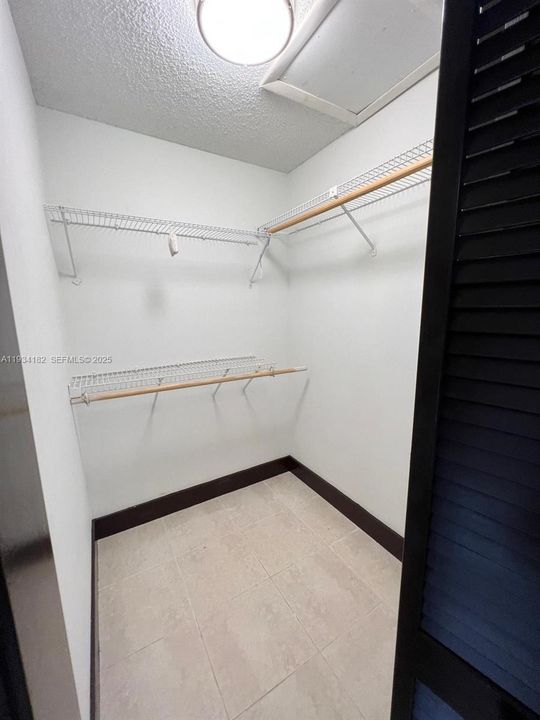 В аренду: $3,800 (3 спален, 2 ванн, 1708 Квадратных фут)