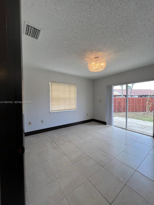 В аренду: $3,800 (3 спален, 2 ванн, 1708 Квадратных фут)