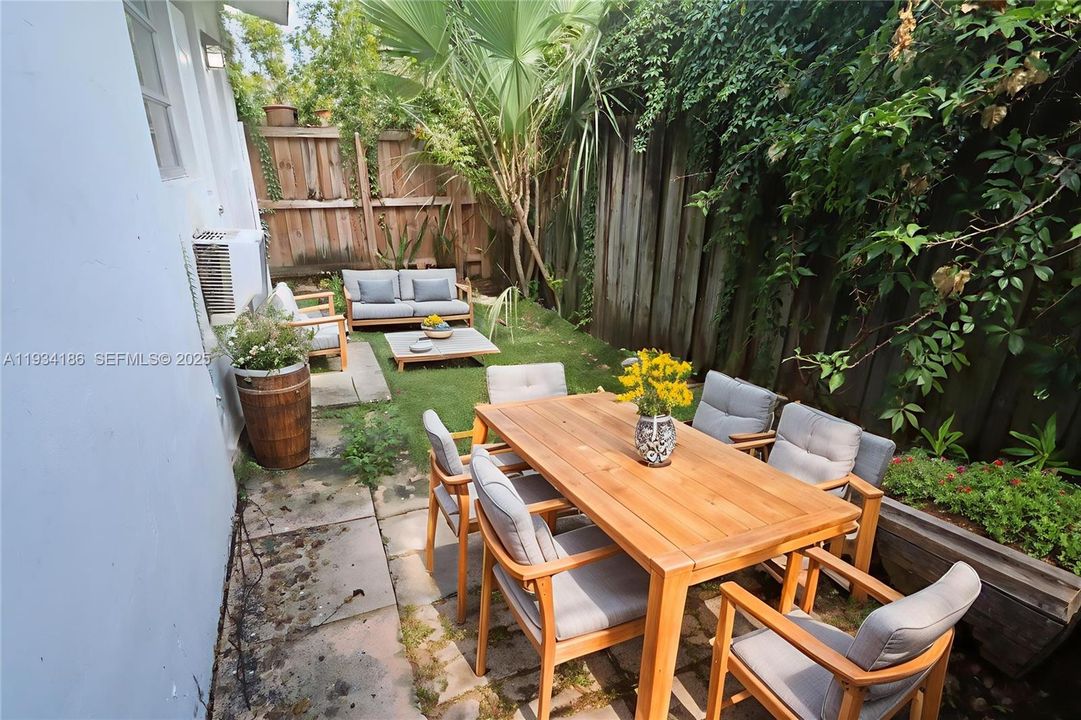 For Rent: $1,600 (1 beds, 1 baths, 620 Square Feet)