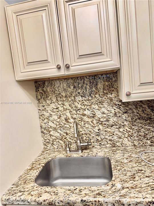 На продажу: $99,999 (1 спален, 1 ванн, 604 Квадратных фут)