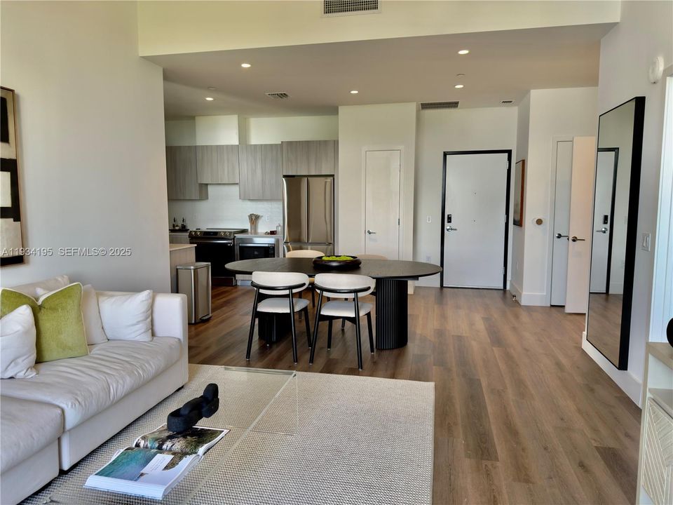 For Rent: $2,923 (1 beds, 1 baths, 865 Square Feet)
