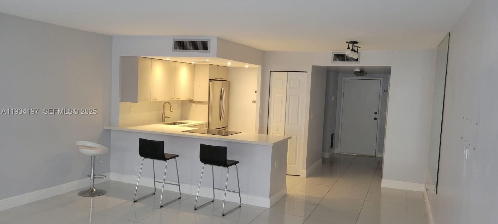 В аренду: $1,900 (0 спален, 1 ванн, 595 Квадратных фут)