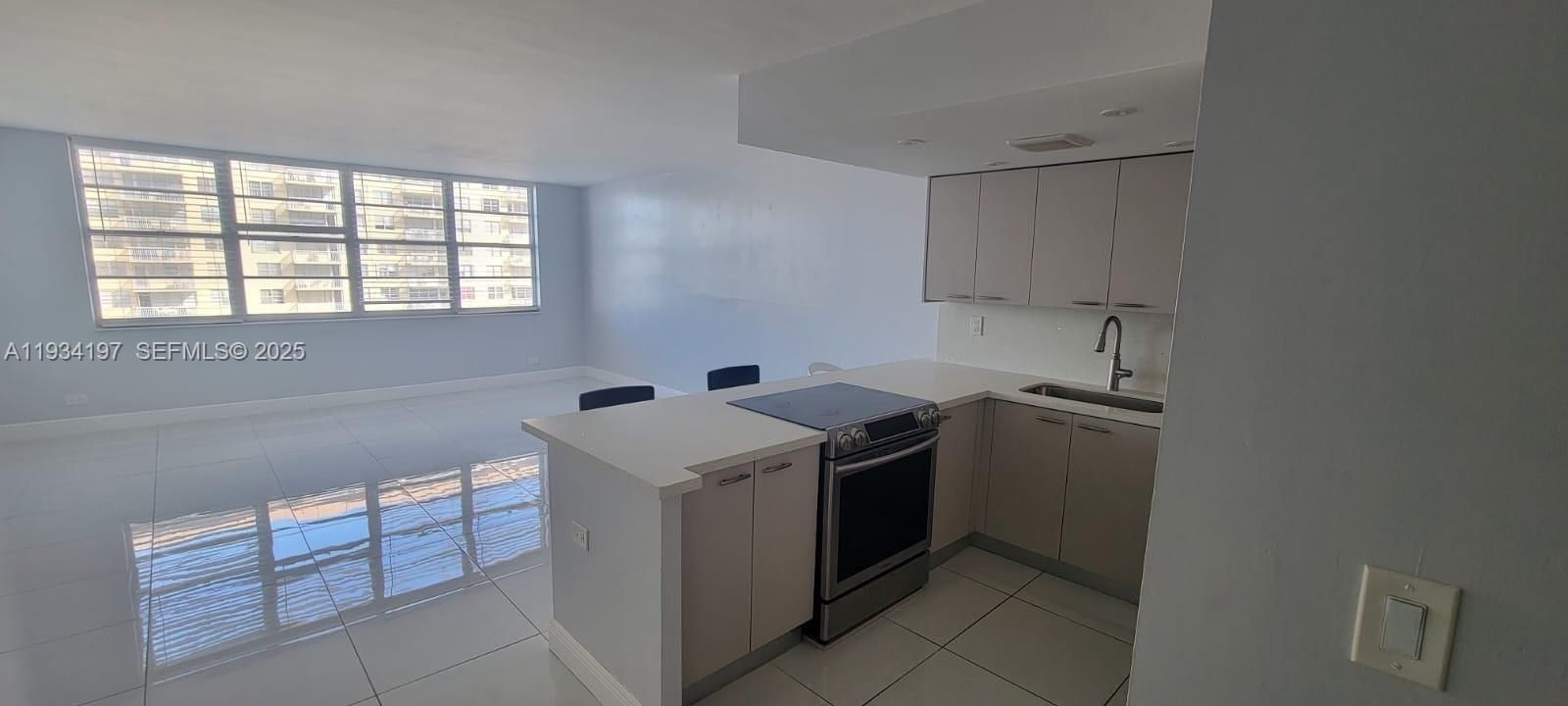 В аренду: $1,900 (0 спален, 1 ванн, 595 Квадратных фут)