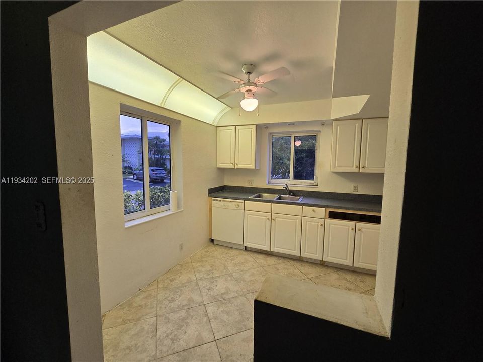 For Sale: $290,000 (2 beds, 2 baths, 1000 Square Feet)