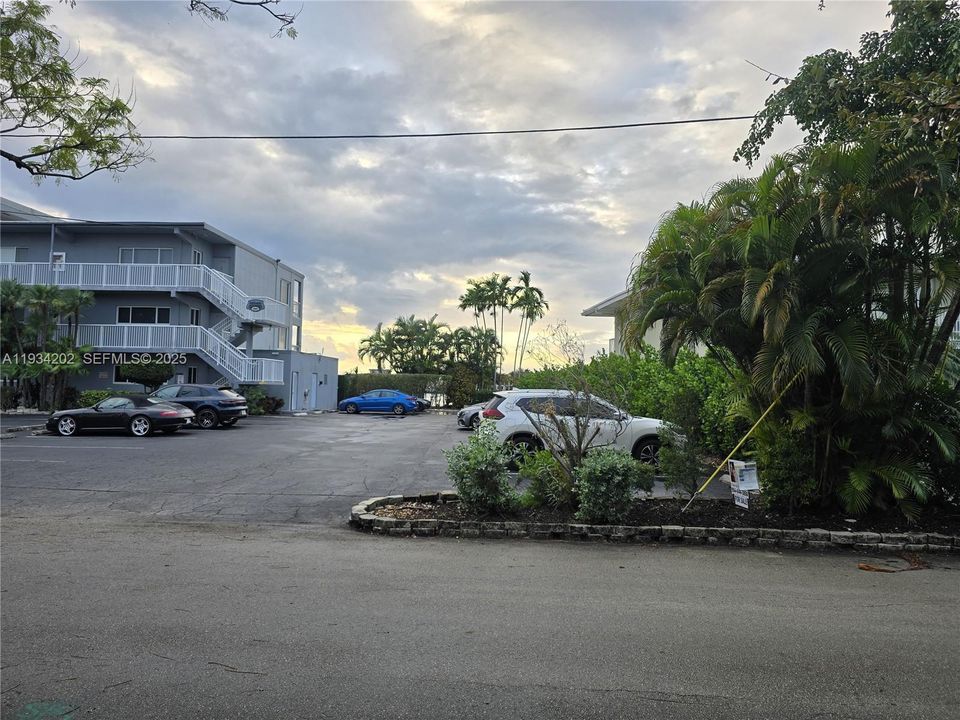 For Sale: $290,000 (2 beds, 2 baths, 1000 Square Feet)