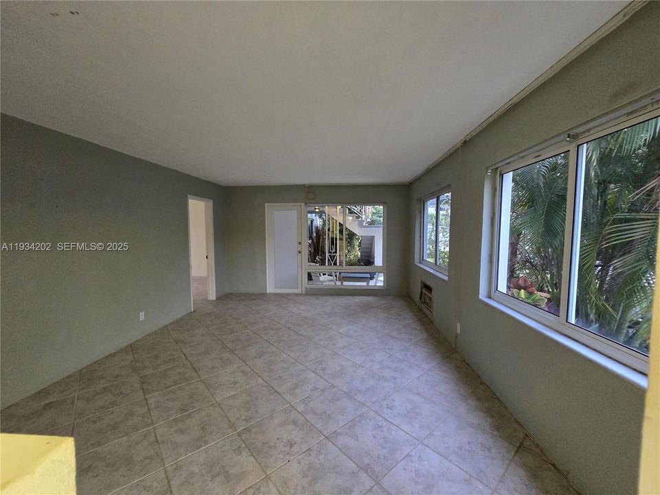 For Sale: $290,000 (2 beds, 2 baths, 1000 Square Feet)