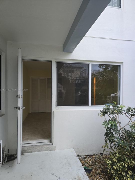 For Sale: $290,000 (2 beds, 2 baths, 1000 Square Feet)