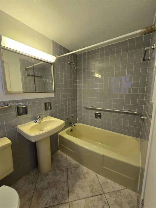 For Sale: $290,000 (2 beds, 2 baths, 1000 Square Feet)