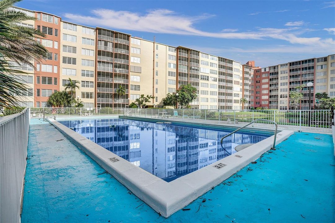 For Sale: $159,000 (2 beds, 1 baths, 1036 Square Feet)