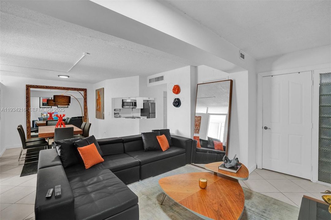 For Sale: $159,000 (2 beds, 1 baths, 1036 Square Feet)