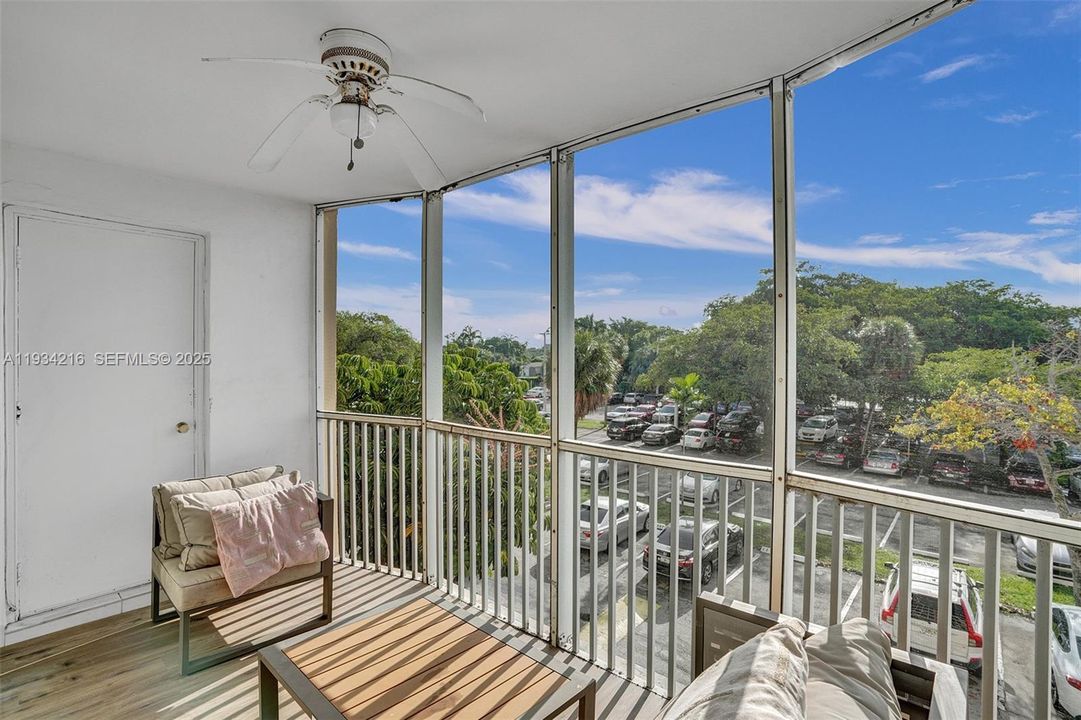 For Sale: $159,000 (2 beds, 1 baths, 1036 Square Feet)