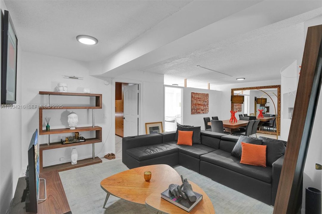 For Sale: $159,000 (2 beds, 1 baths, 1036 Square Feet)