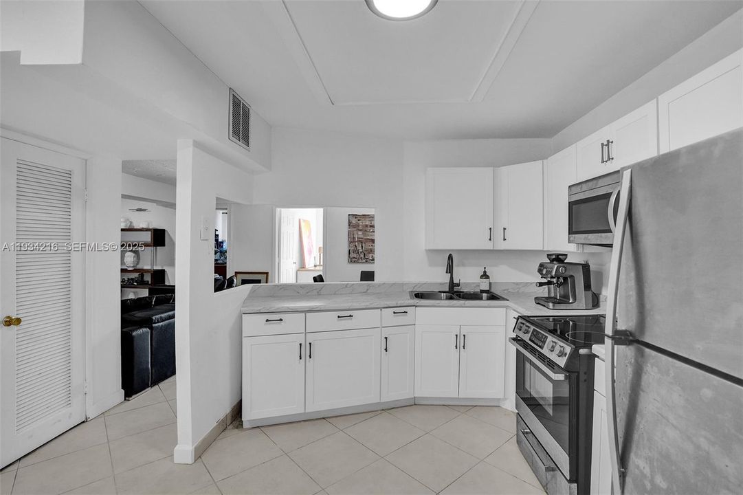 For Sale: $159,000 (2 beds, 1 baths, 1036 Square Feet)