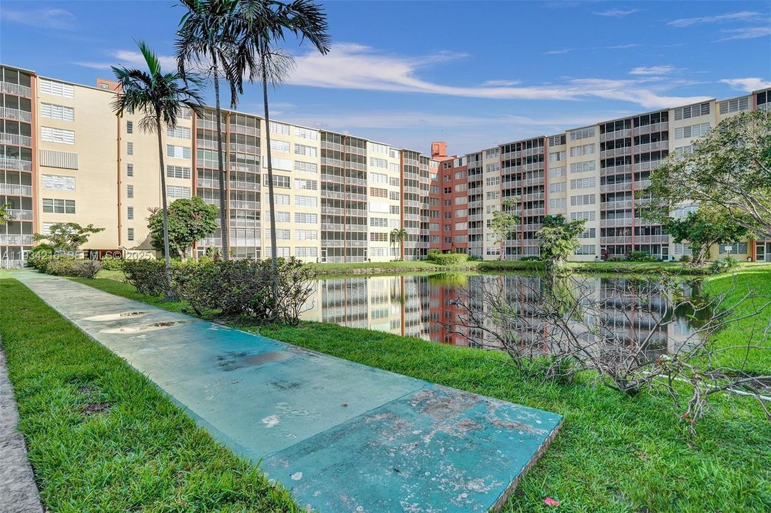 For Sale: $159,000 (2 beds, 1 baths, 1036 Square Feet)