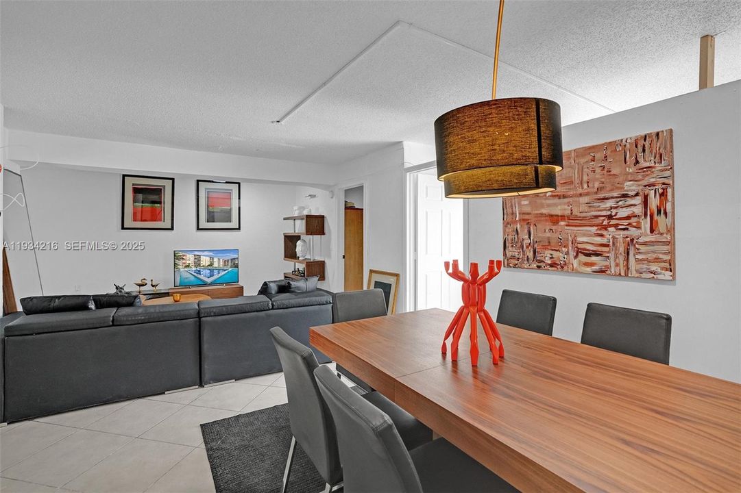 For Sale: $159,000 (2 beds, 1 baths, 1036 Square Feet)