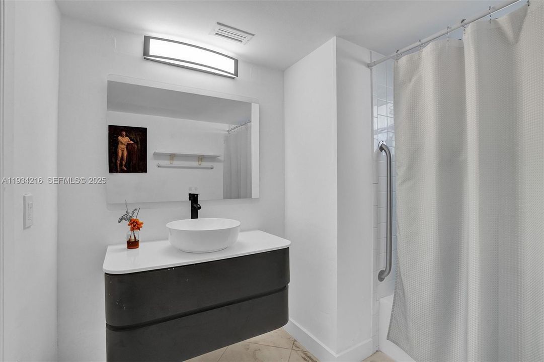 For Sale: $159,000 (2 beds, 1 baths, 1036 Square Feet)