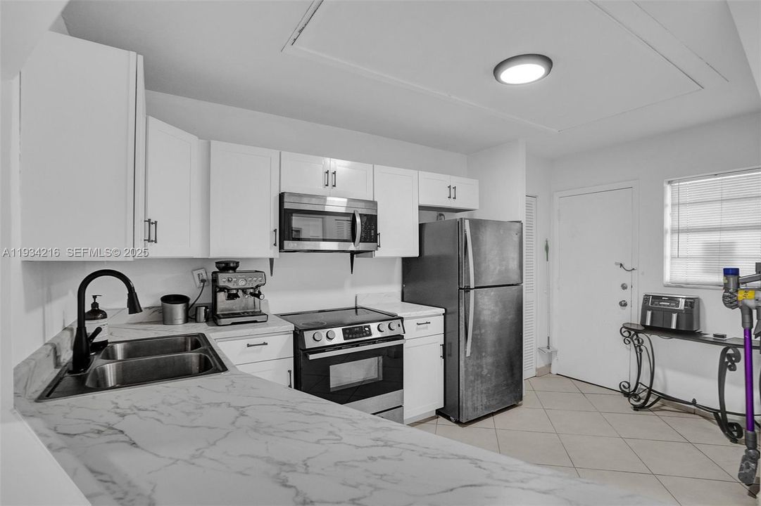 For Sale: $159,000 (2 beds, 1 baths, 1036 Square Feet)