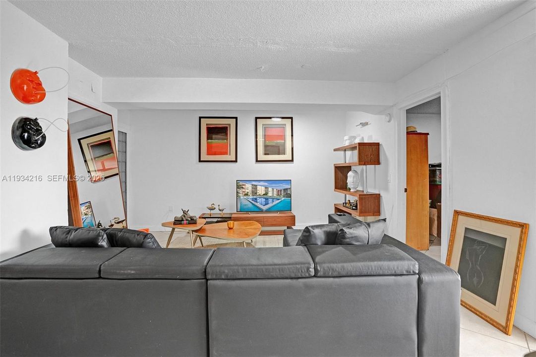 For Sale: $159,000 (2 beds, 1 baths, 1036 Square Feet)