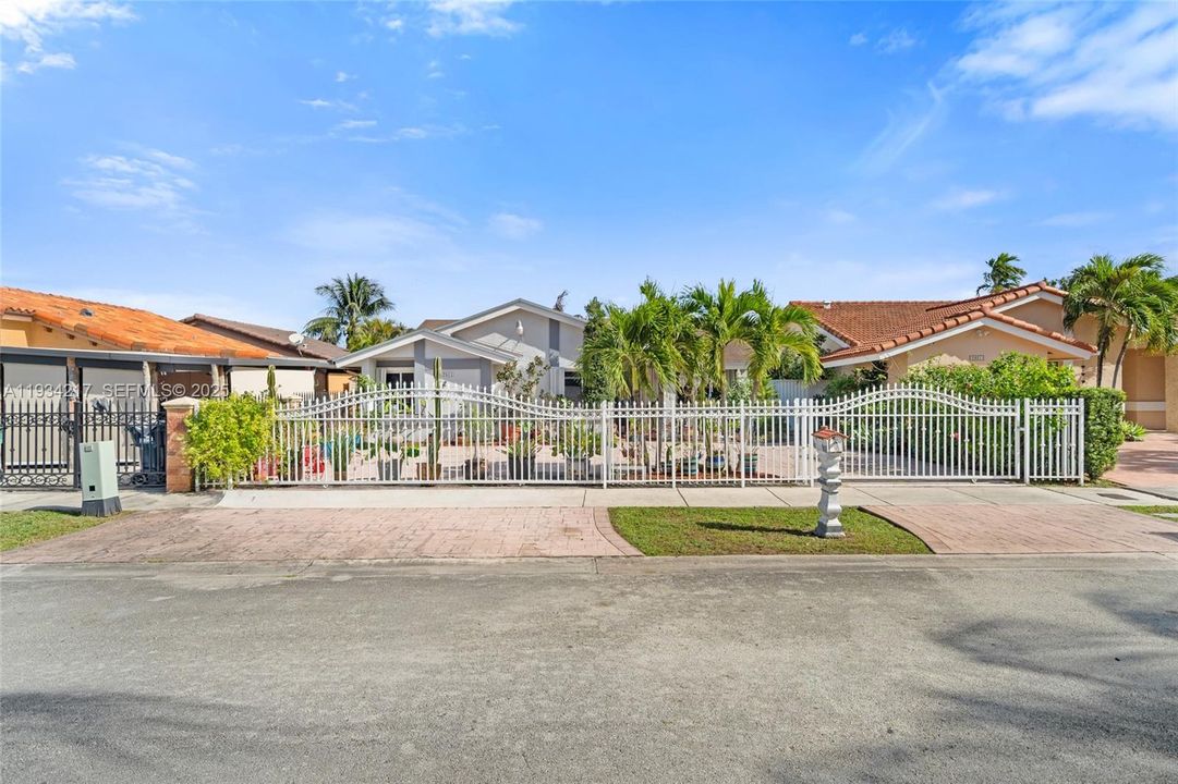 For Sale: $600,000 (3 beds, 2 baths, 1634 Square Feet)