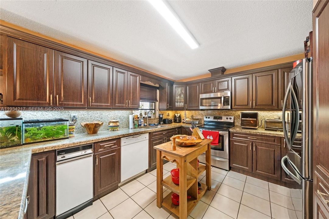 For Sale: $600,000 (3 beds, 2 baths, 1634 Square Feet)