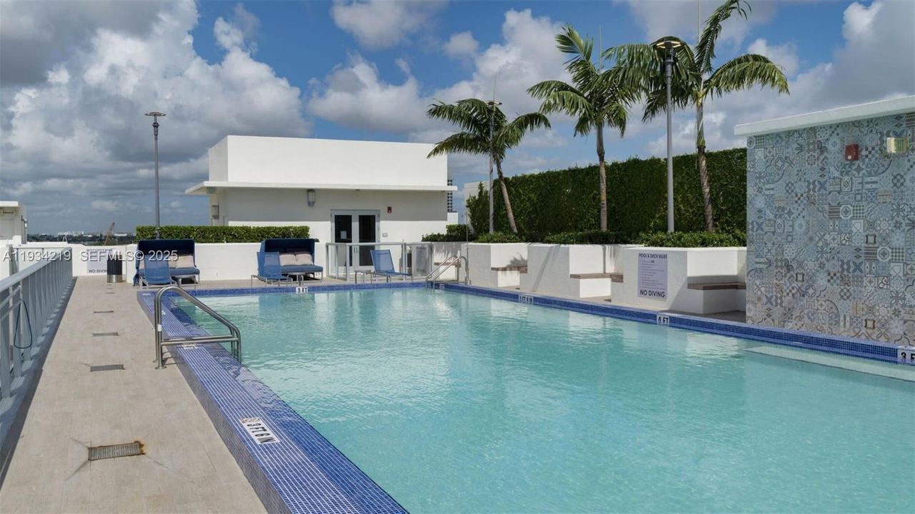 For Rent: $2,421 (1 beds, 1 baths, 716 Square Feet)