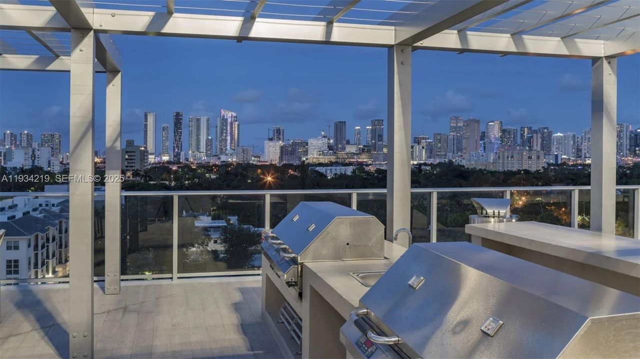 For Rent: $2,421 (1 beds, 1 baths, 716 Square Feet)