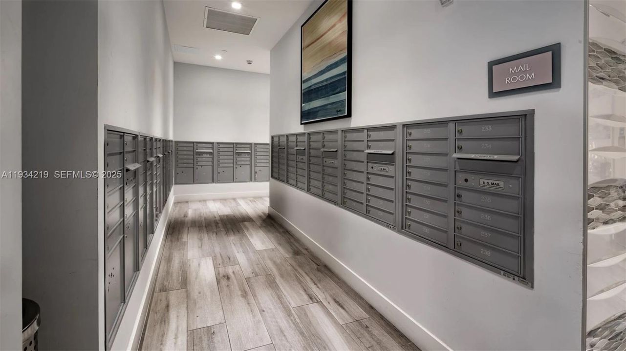 For Rent: $2,421 (1 beds, 1 baths, 716 Square Feet)