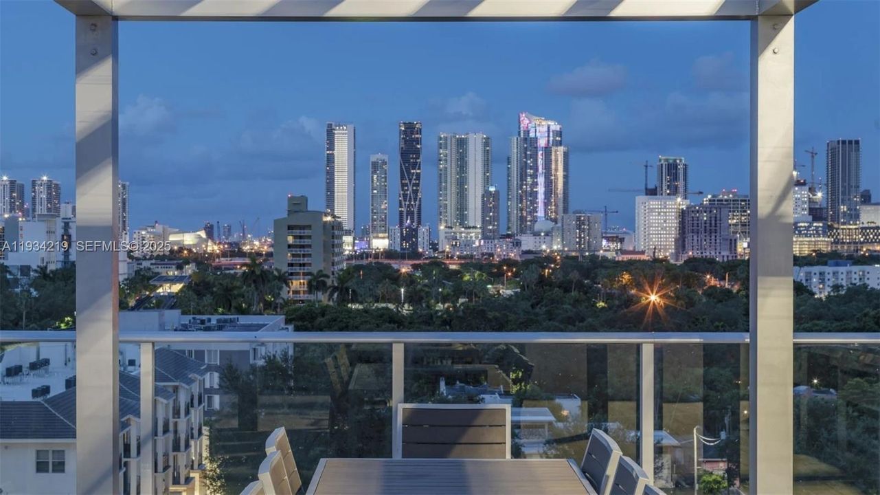 For Rent: $2,421 (1 beds, 1 baths, 716 Square Feet)