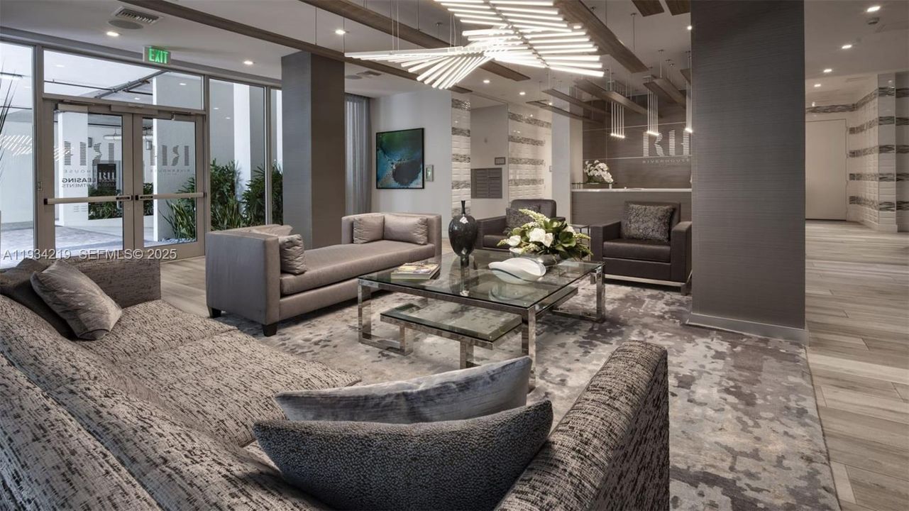 For Rent: $2,421 (1 beds, 1 baths, 716 Square Feet)