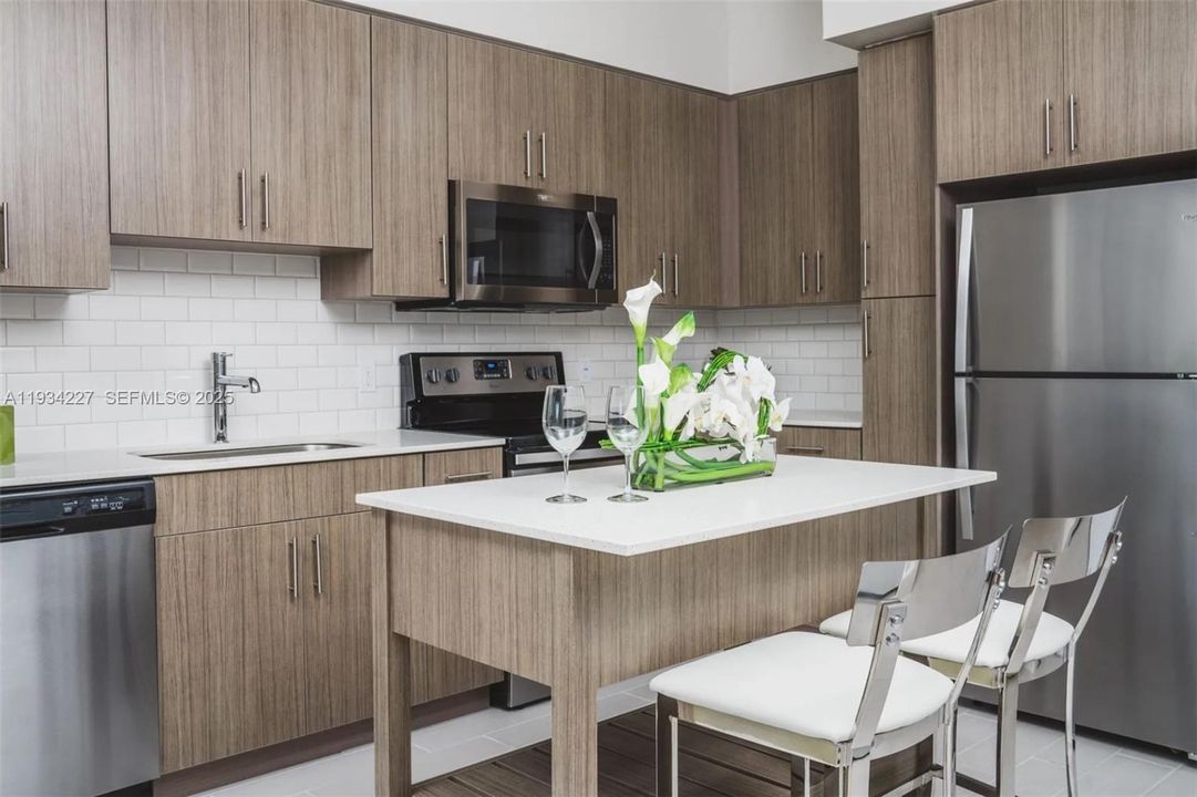 For Rent: $3,293 (2 beds, 2 baths, 1035 Square Feet)