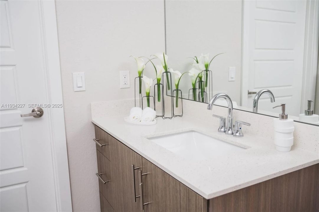 For Rent: $3,293 (2 beds, 2 baths, 1035 Square Feet)