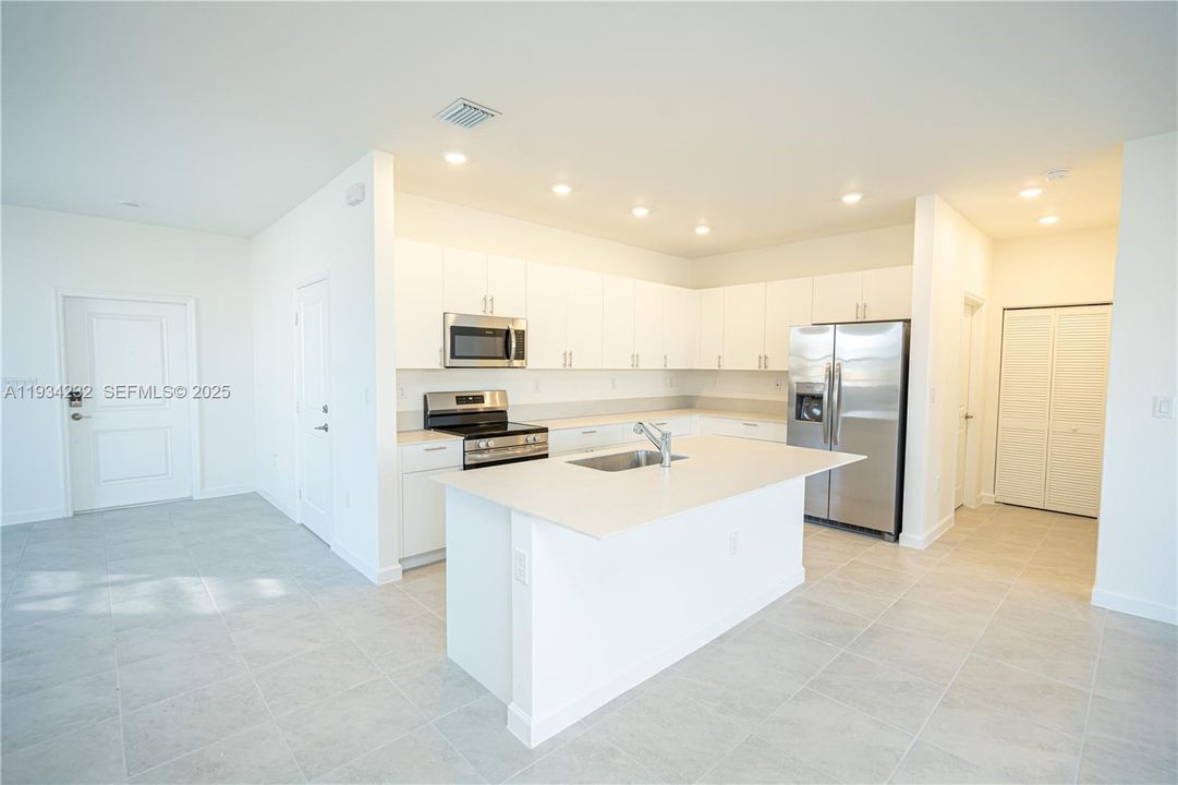 For Sale: $690,000 (5 beds, 3 baths, 2665 Square Feet)