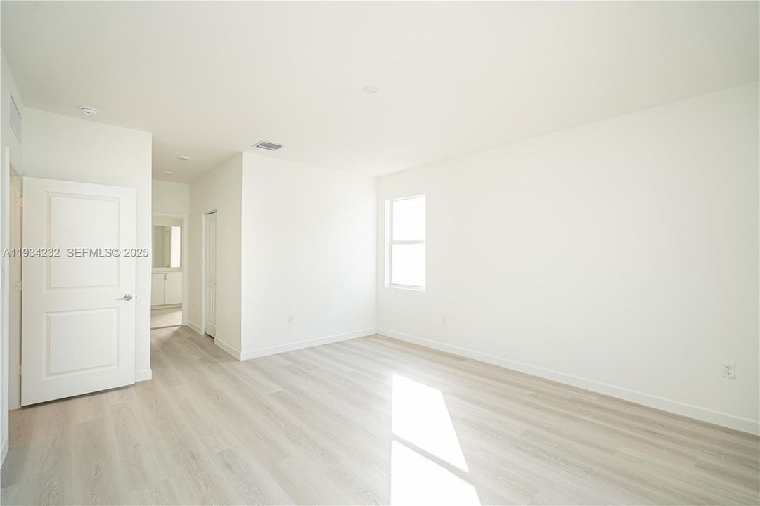 For Sale: $690,000 (5 beds, 3 baths, 2665 Square Feet)