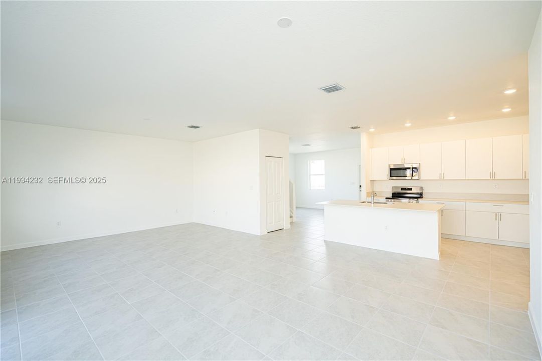 For Sale: $690,000 (5 beds, 3 baths, 2665 Square Feet)