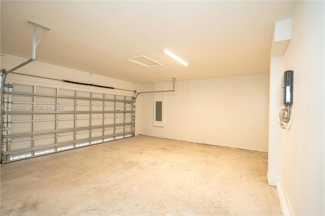 For Sale: $690,000 (5 beds, 3 baths, 2665 Square Feet)