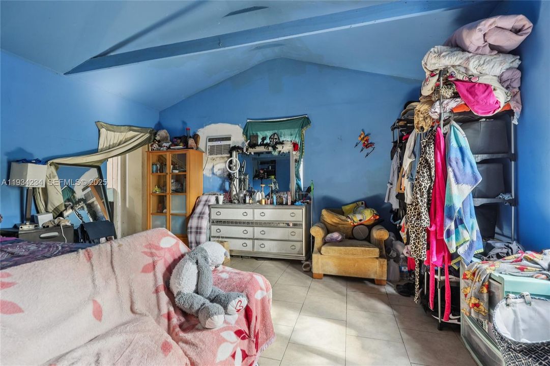 На продажу: $430,000 (4 спален, 2 ванн, 1747 Квадратных фут)