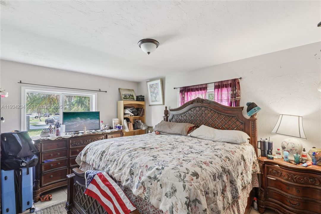 На продажу: $430,000 (4 спален, 2 ванн, 1747 Квадратных фут)