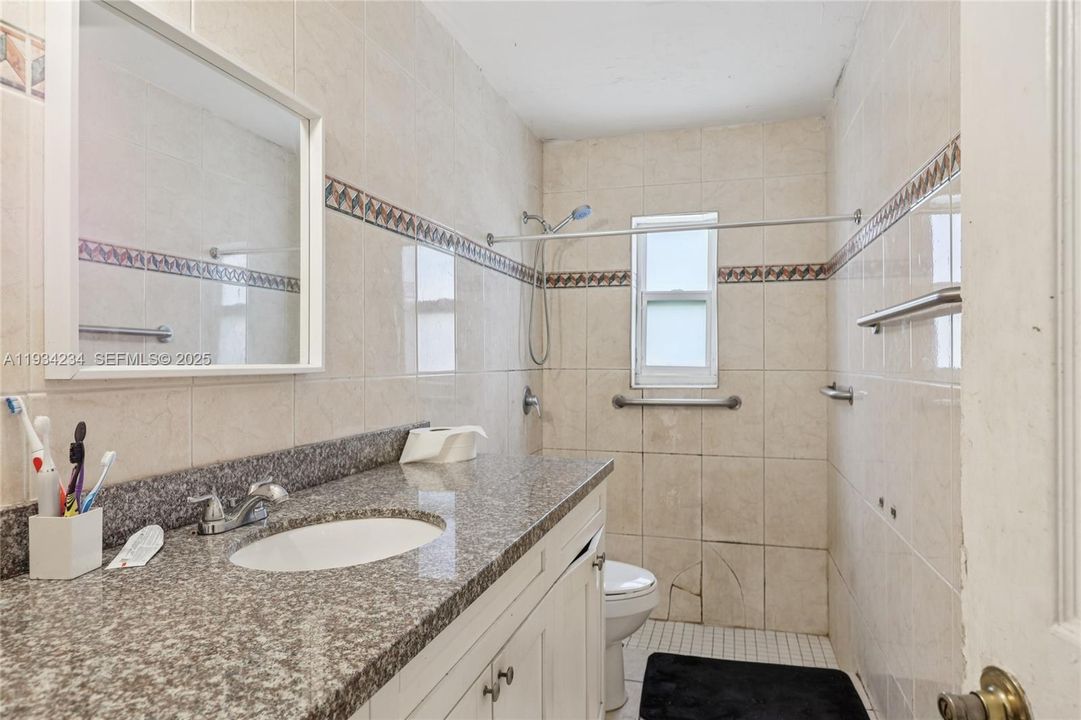 На продажу: $430,000 (4 спален, 2 ванн, 1747 Квадратных фут)