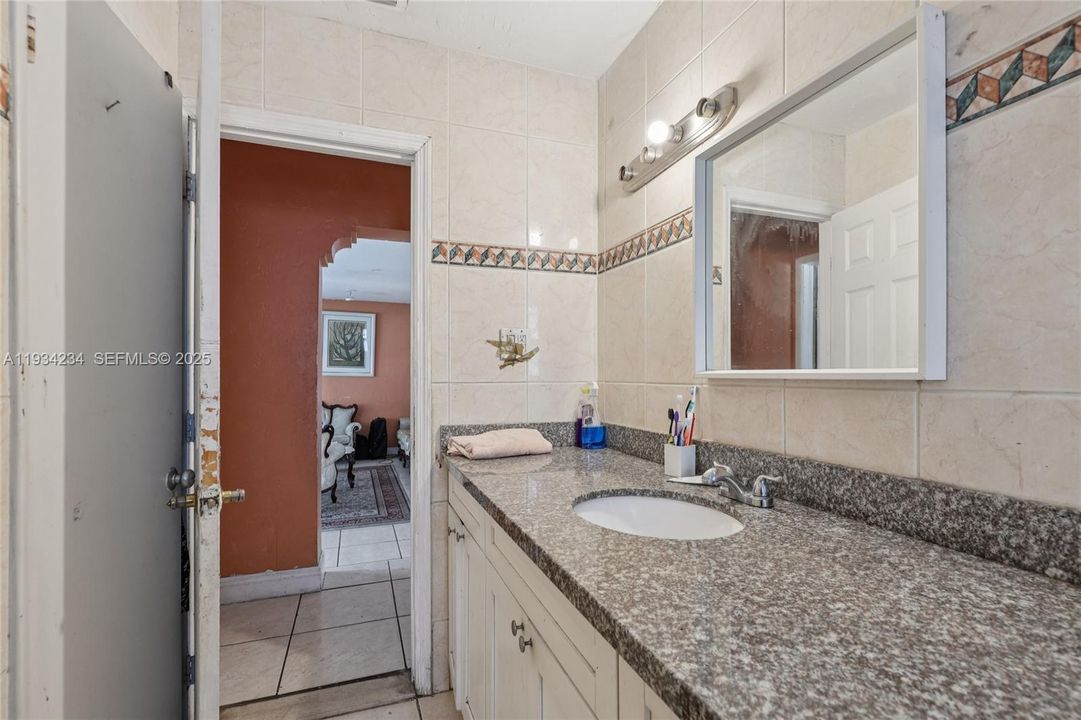 На продажу: $430,000 (4 спален, 2 ванн, 1747 Квадратных фут)