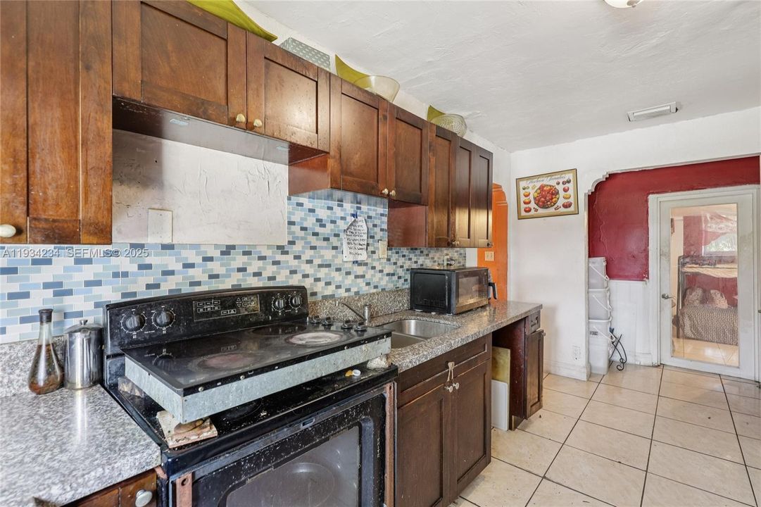 На продажу: $430,000 (4 спален, 2 ванн, 1747 Квадратных фут)