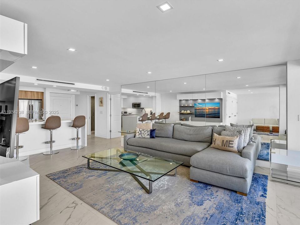 For Sale: $975,000 (2 beds, 2 baths, 1258 Square Feet)