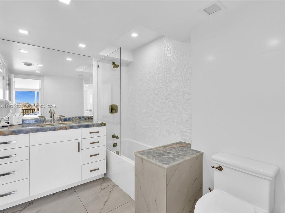 For Sale: $975,000 (2 beds, 2 baths, 1258 Square Feet)