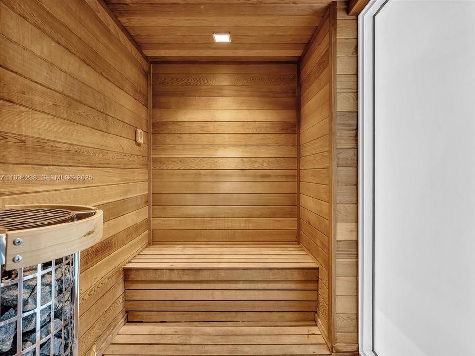 For Sale: $975,000 (2 beds, 2 baths, 1258 Square Feet)