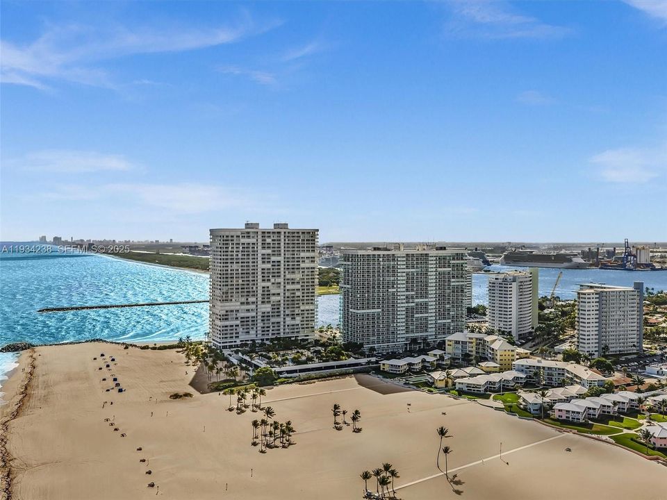 For Sale: $975,000 (2 beds, 2 baths, 1258 Square Feet)