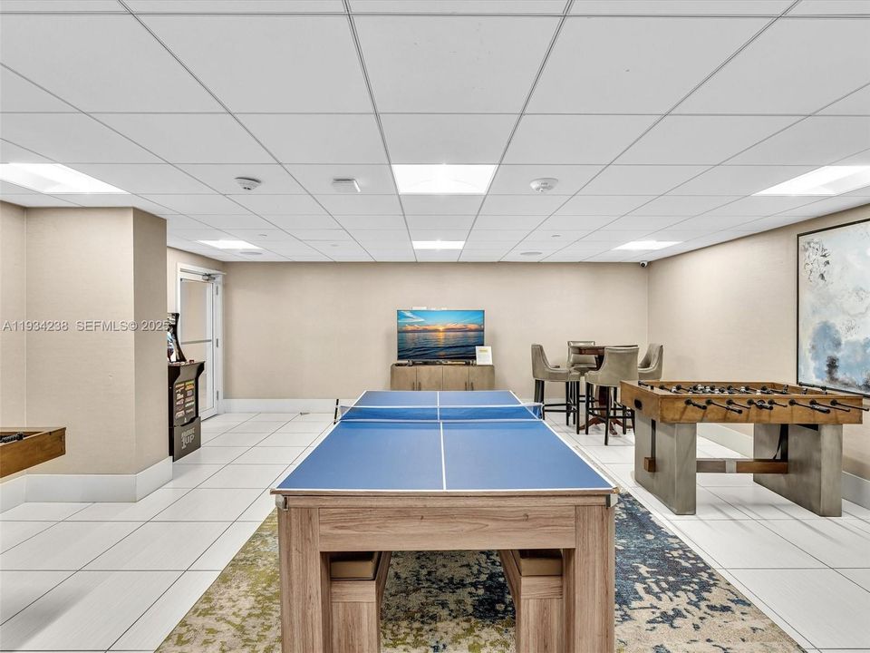 For Sale: $975,000 (2 beds, 2 baths, 1258 Square Feet)