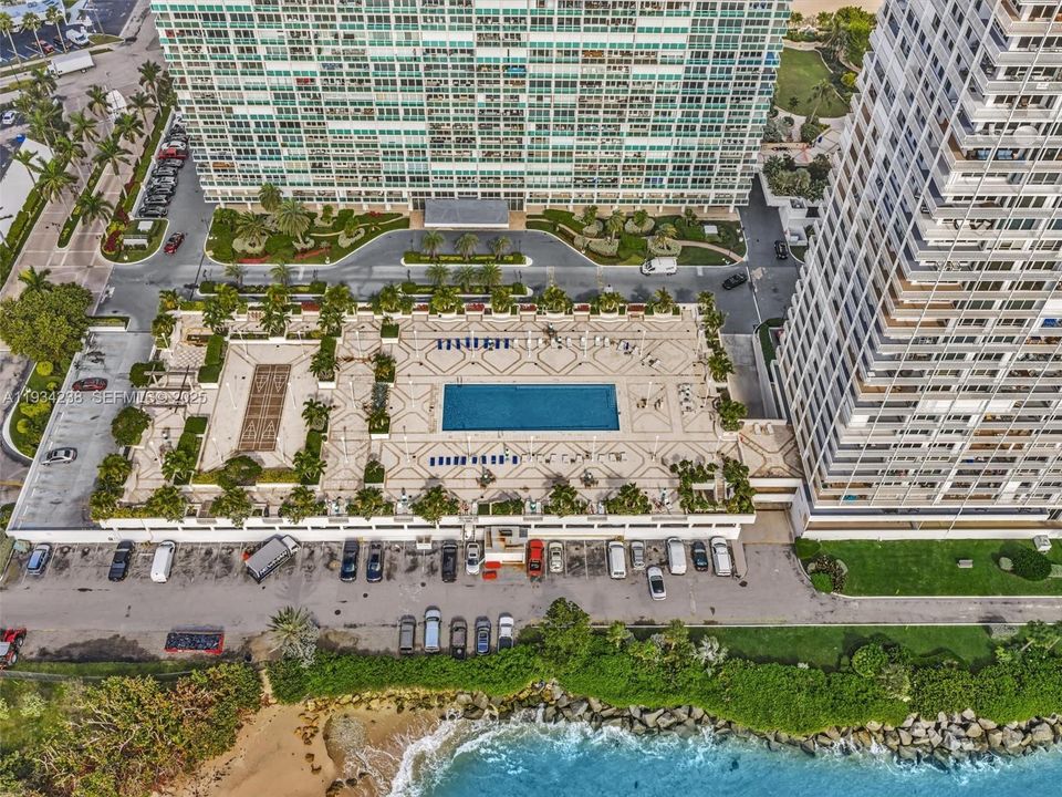 For Sale: $975,000 (2 beds, 2 baths, 1258 Square Feet)