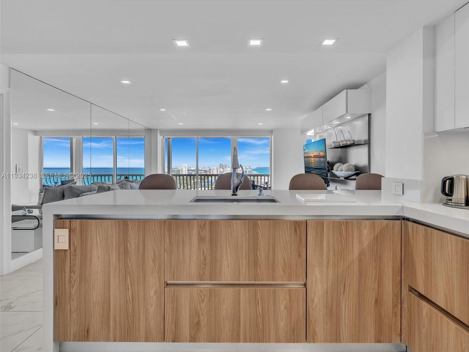 For Sale: $975,000 (2 beds, 2 baths, 1258 Square Feet)