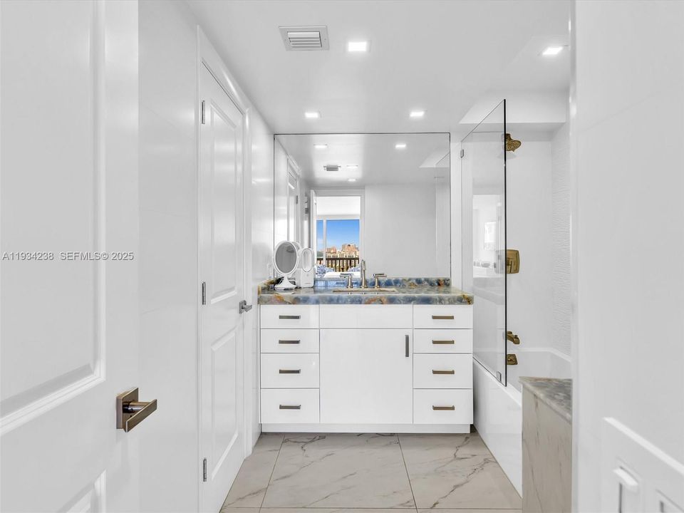 For Sale: $975,000 (2 beds, 2 baths, 1258 Square Feet)